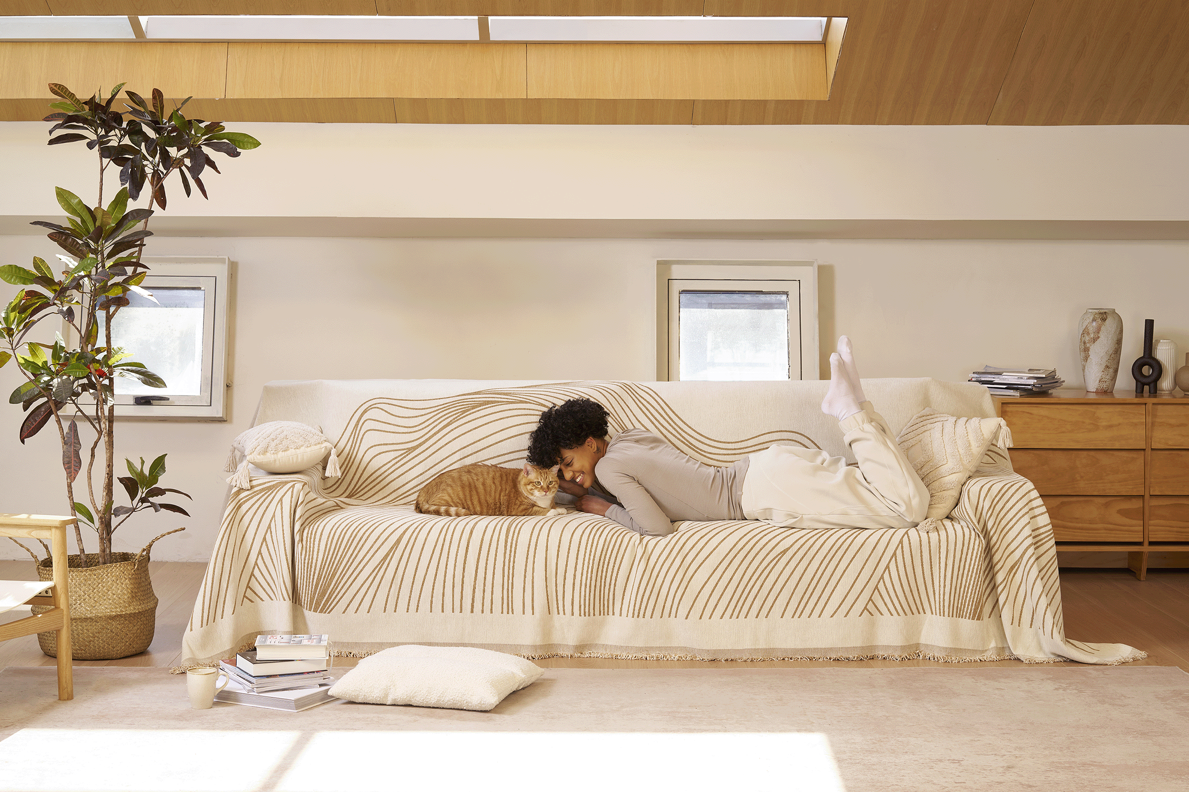 Jacquard Sofa Cover with Curved Line Pattern