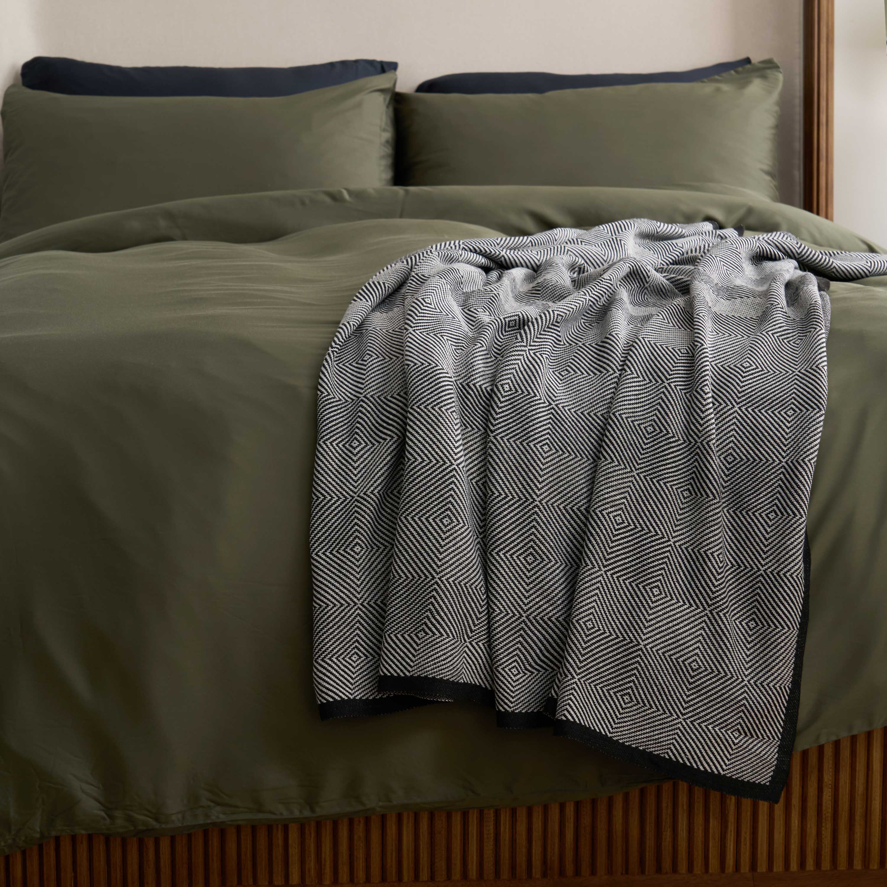 Nordic Woven Throw Blanket with Contrast Trim