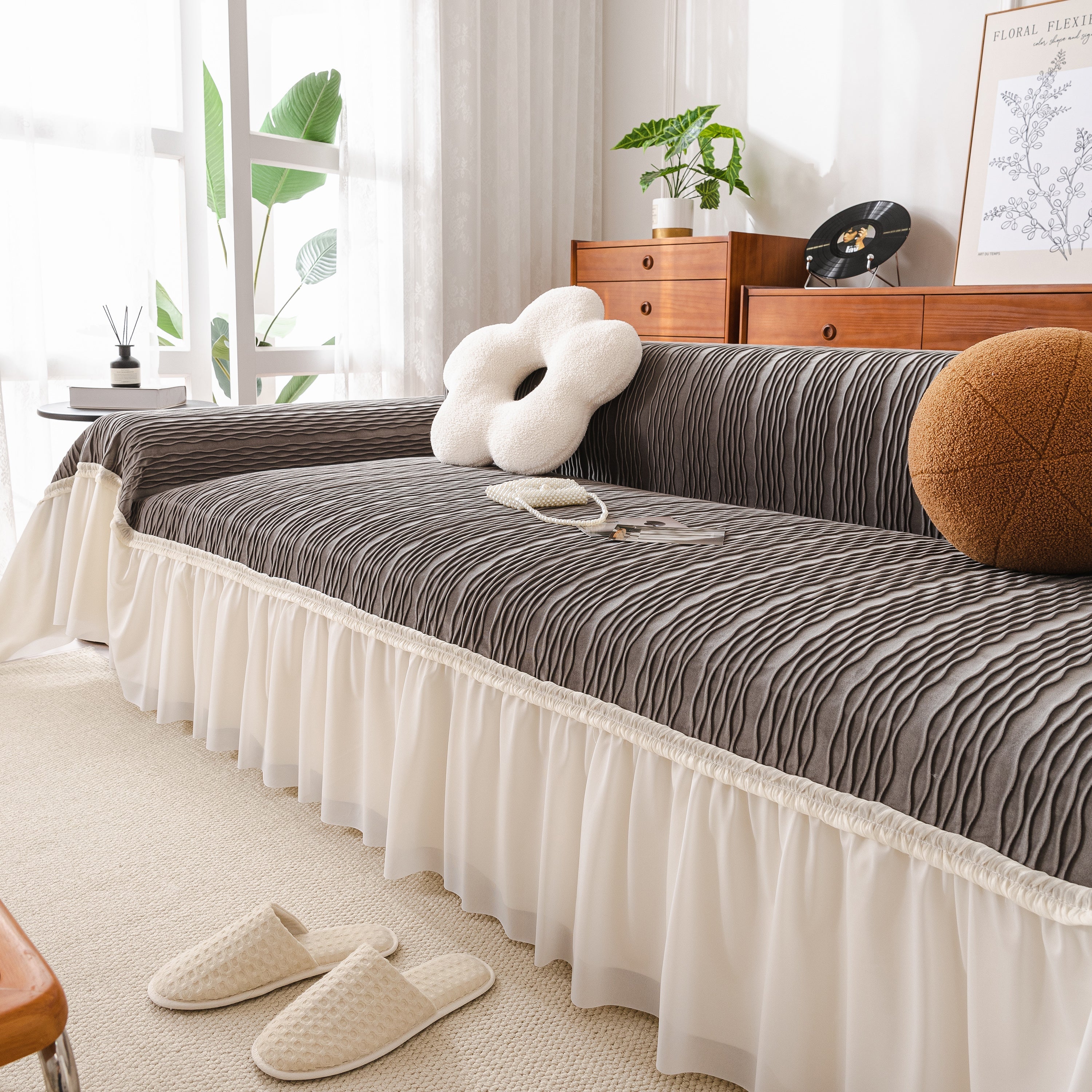 Plush Flannel Sofa Throw with Ruffled Skirt