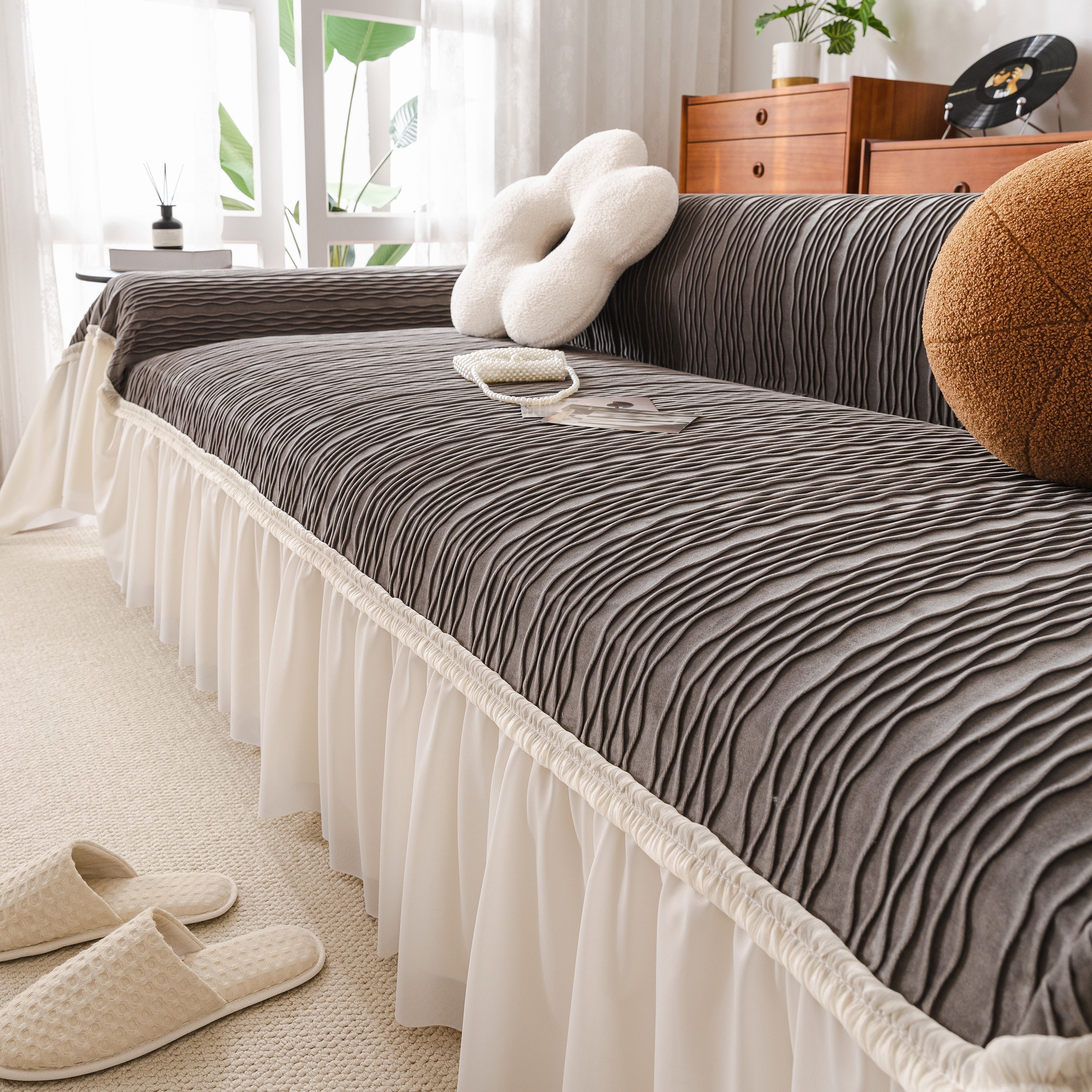 Plush Flannel Sofa Throw with Ruffled Skirt