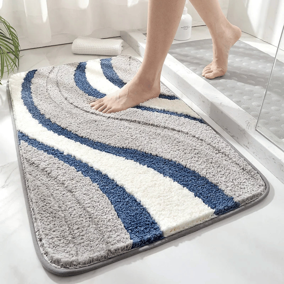 Quick-Drying Absorbent Microfiber Bath Mat With Non-Slip Backing - Image 4