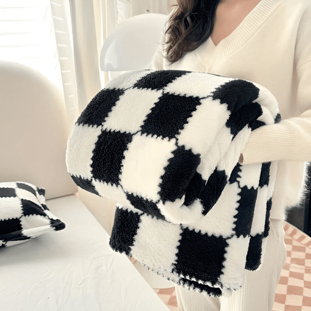 Cozy Checkered Fleece Blanket with Plush Feel