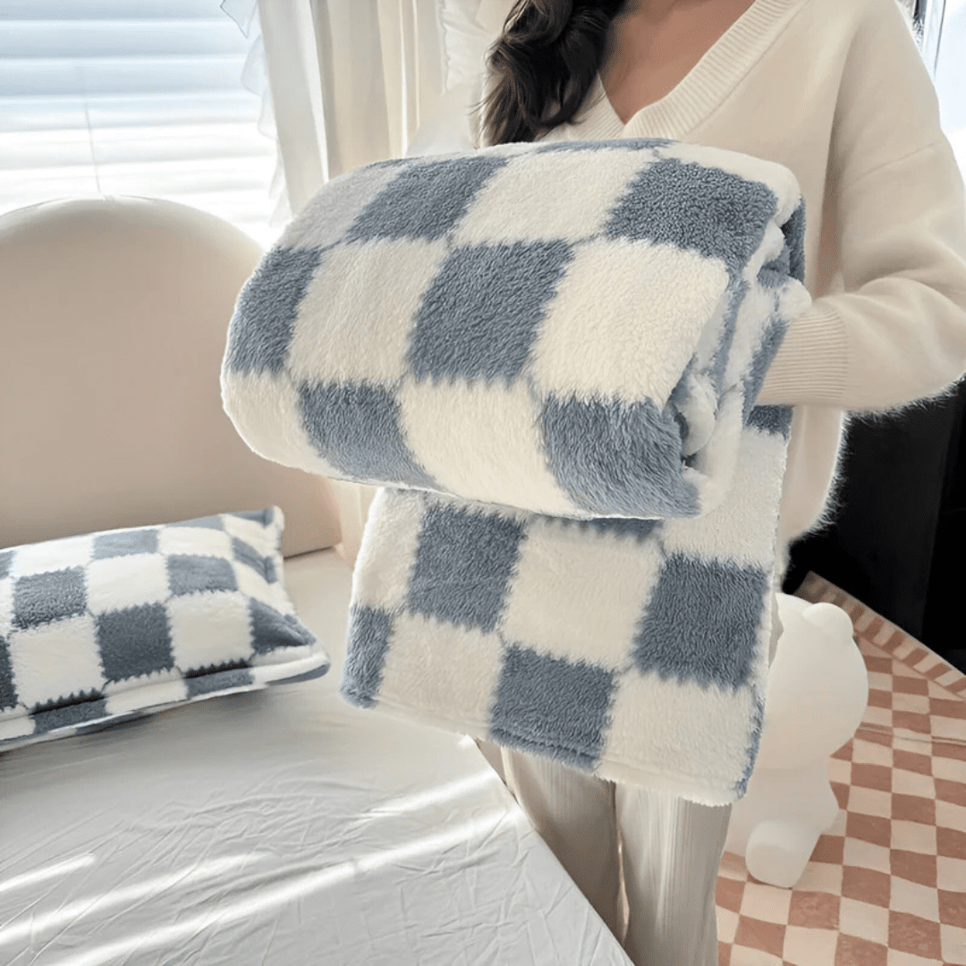 Cozy Checkered Fleece Blanket with Plush Feel