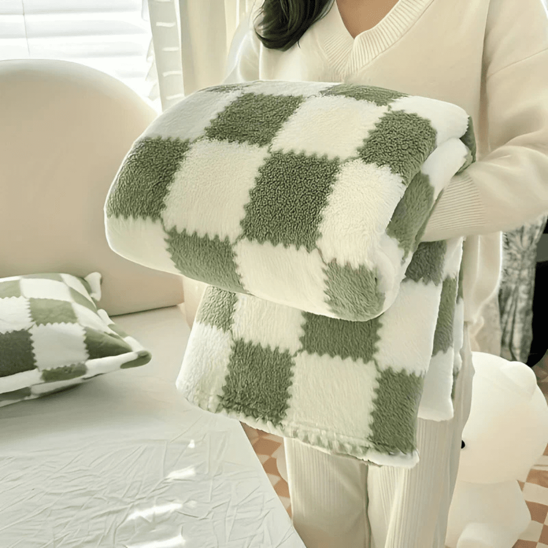 Cozy Checkered Fleece Blanket with Plush Feel