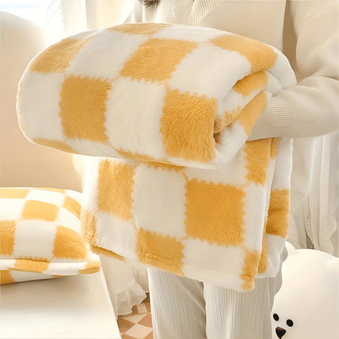 Cozy Checkered Fleece Blanket with Plush Feel