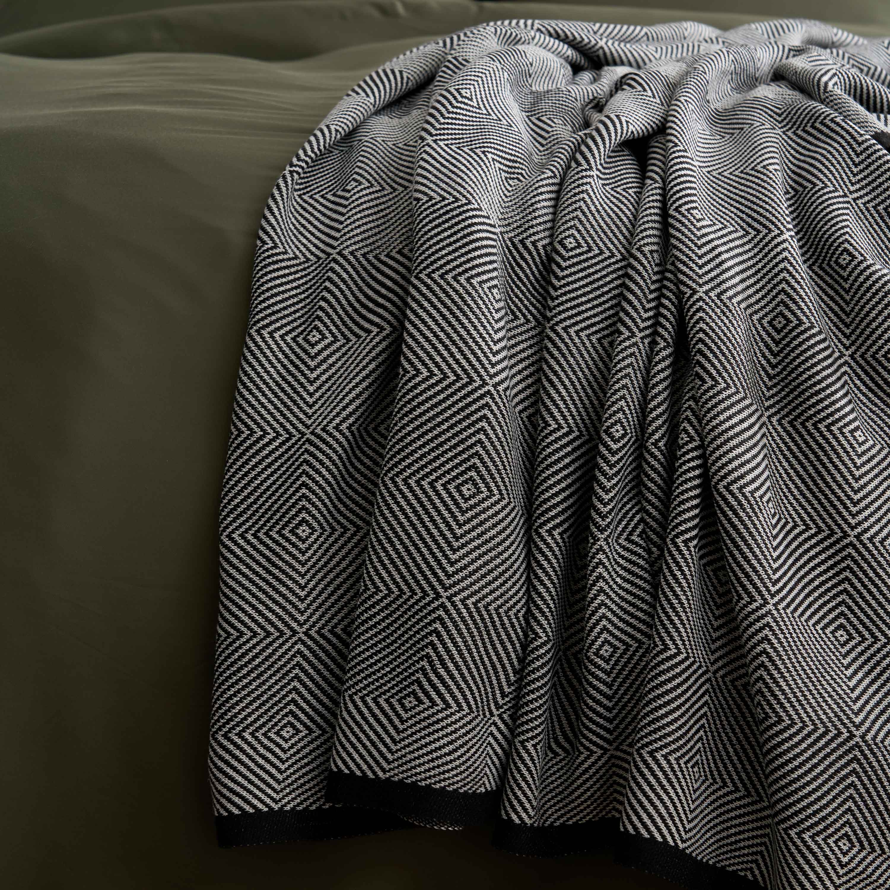 Nordic Woven Throw Blanket with Contrast Trim