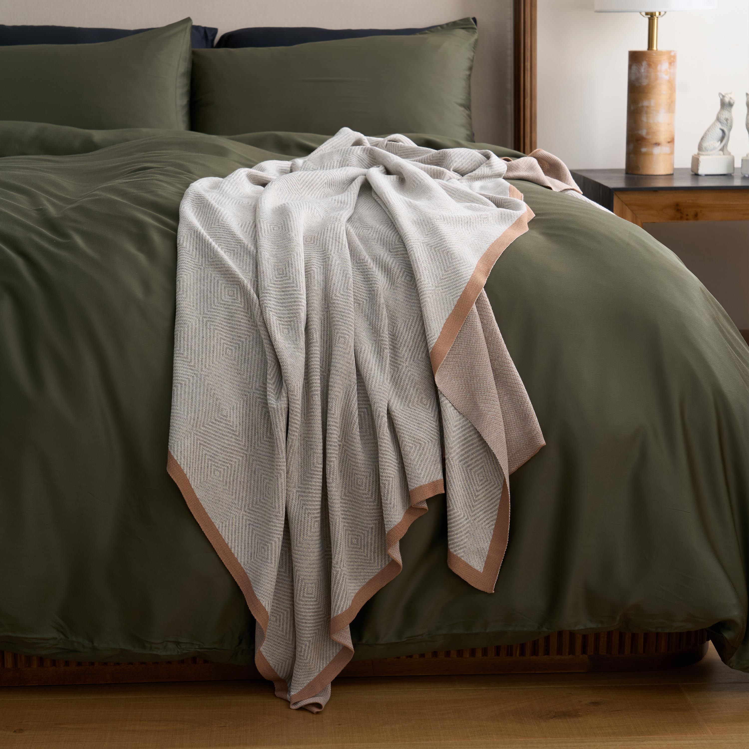 Nordic Woven Throw Blanket with Contrast Trim