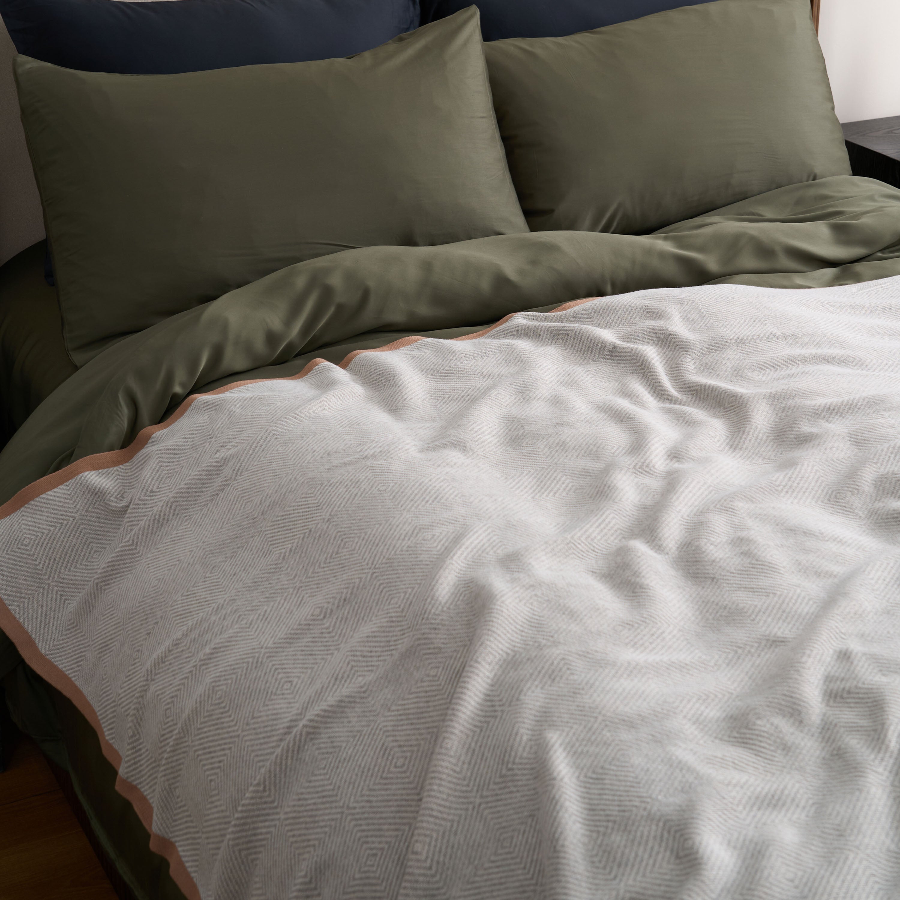 Nordic Woven Throw Blanket with Contrast Trim