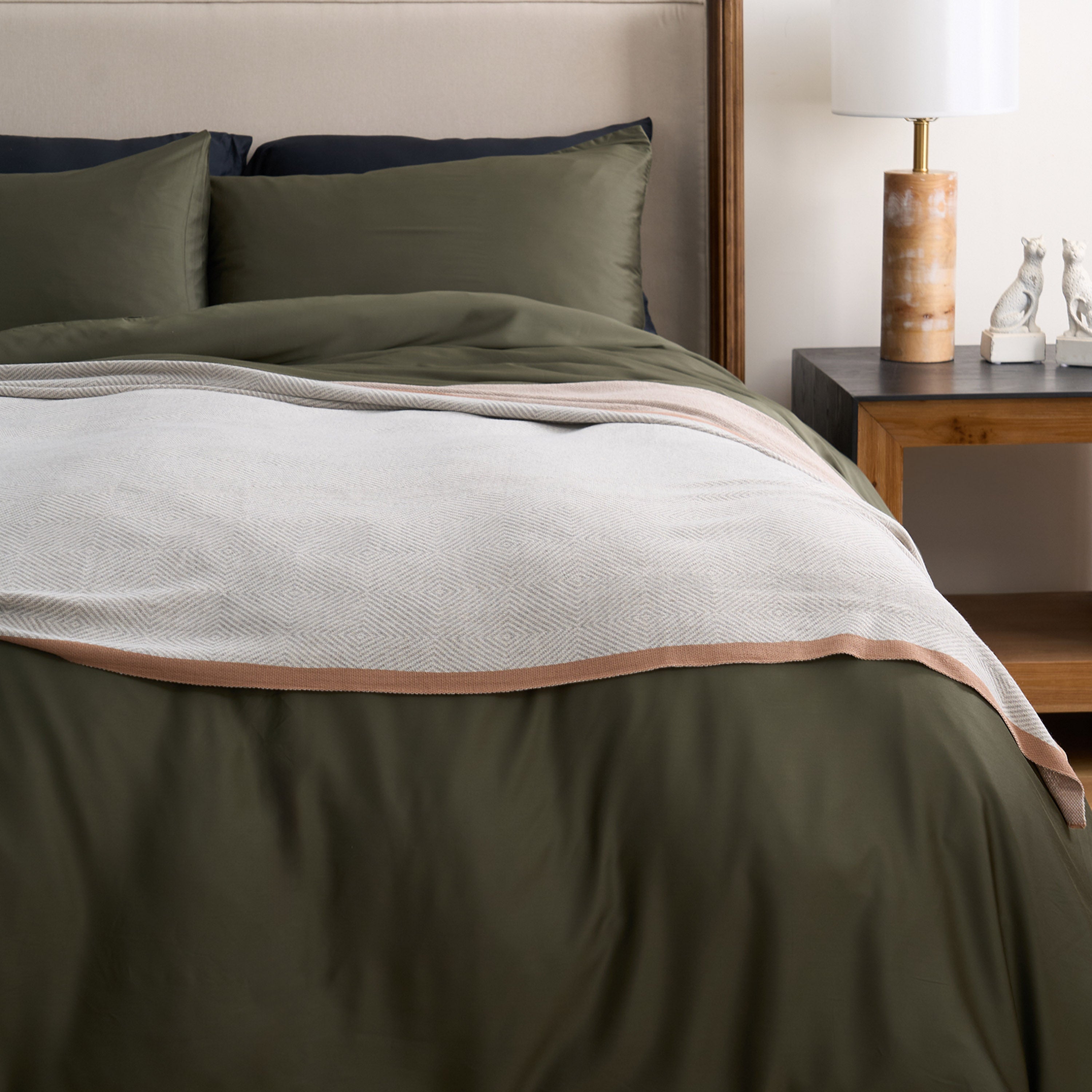 Nordic Woven Throw Blanket with Contrast Trim
