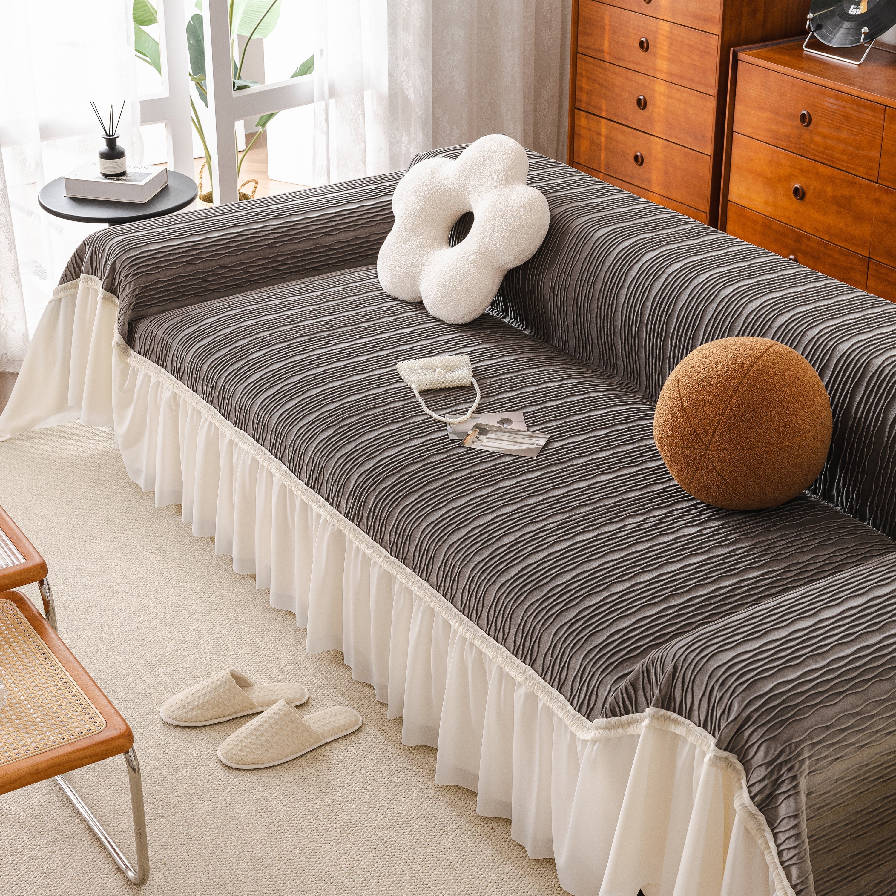 Plush Flannel Sofa Throw with Ruffled Skirt