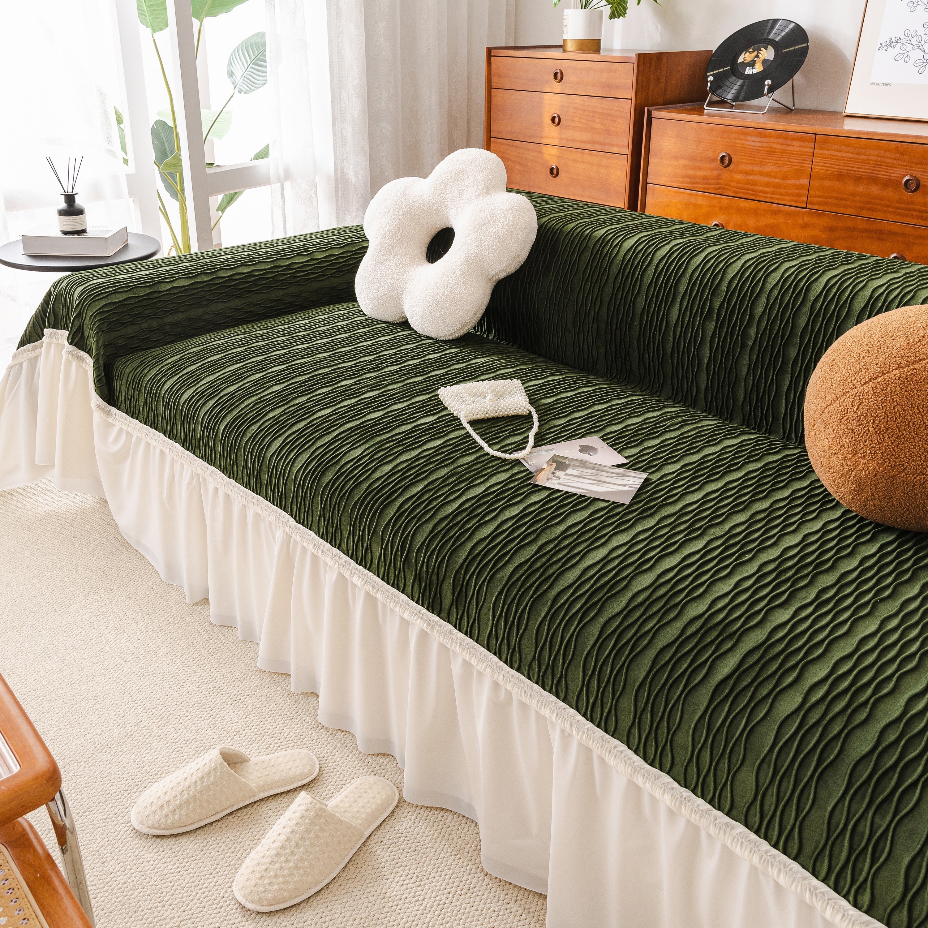 Plush Flannel Sofa Throw with Ruffled Skirt