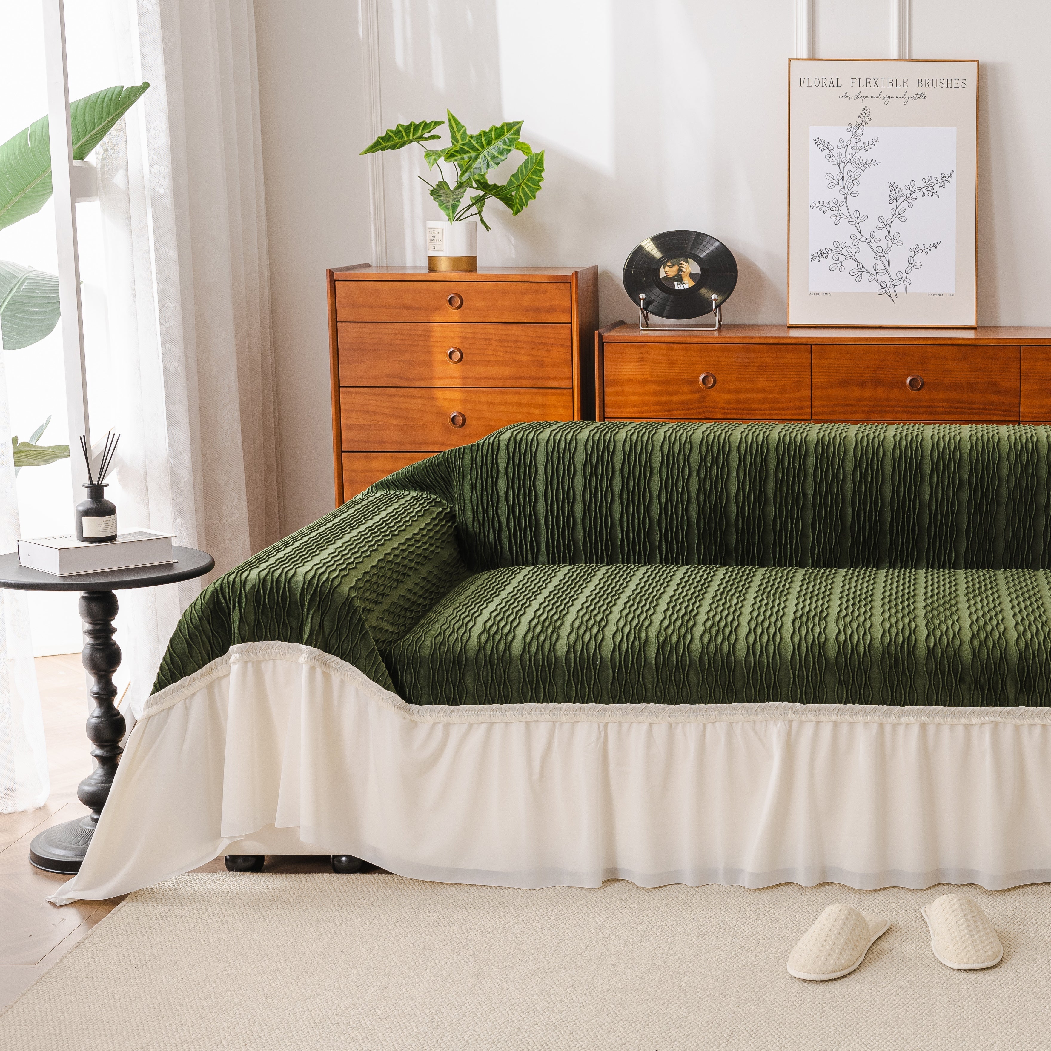 Plush Flannel Sofa Throw with Ruffled Skirt