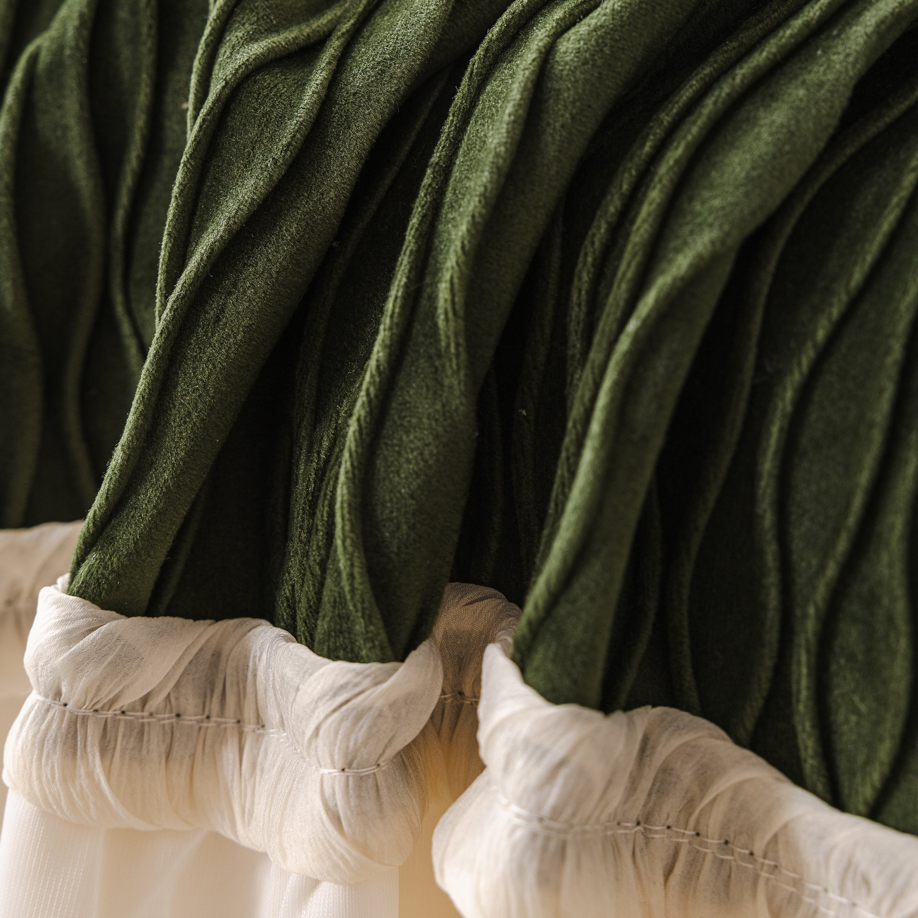 Plush Flannel Sofa Throw with Ruffled Skirt