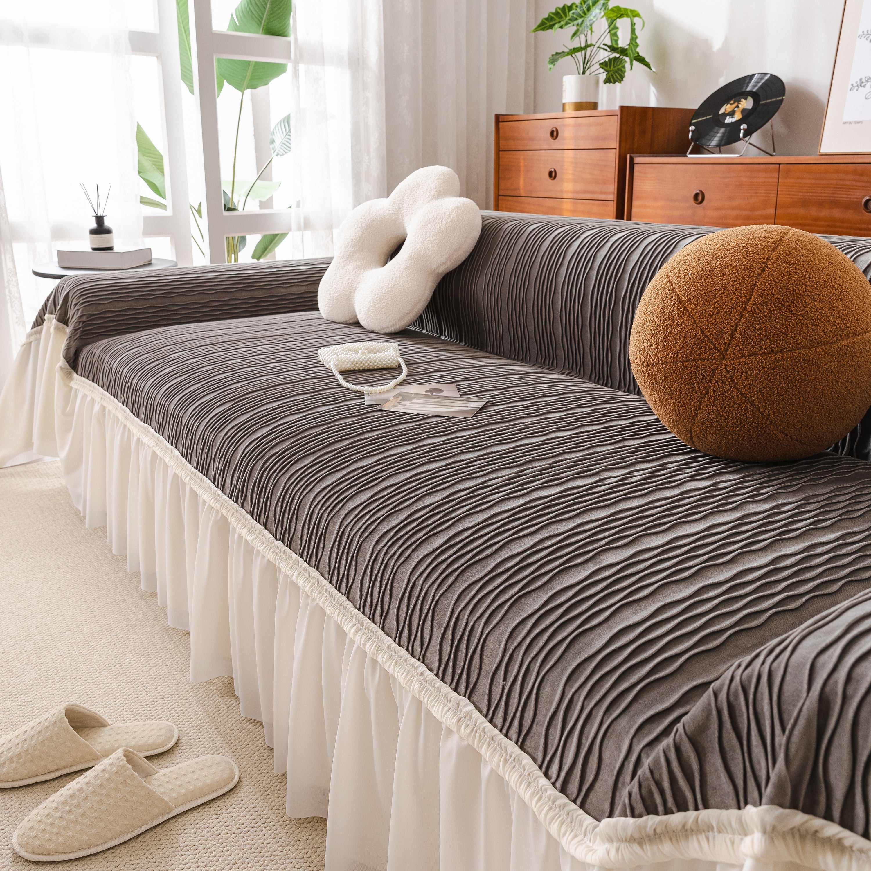 Plush Flannel Sofa Throw with Ruffled Skirt