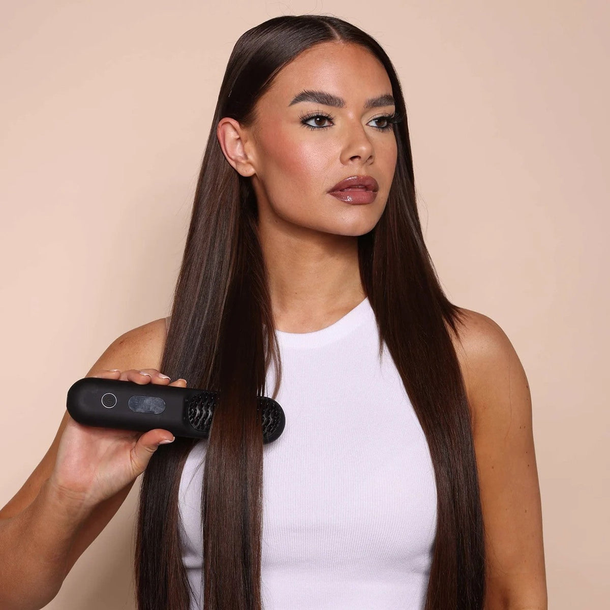 Wireless Hair Straightening Brush With 4 Ceramic Rows And 3 Heat Settings - Image 3